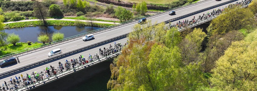 Foto: Lünedrohne. Demonstration gegen die A39 auf der Ostumgehung Lüneburg am 26. April 2026 bei der Ilmenauquerung. Luftbild.