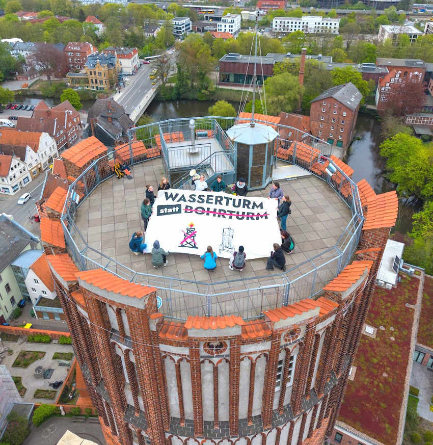 Foto: Malte Hübner (Luftbild). Das am Vormittag gestaltete Banner wird am frühen Abend auf dem Wasserturm ausgelegt.