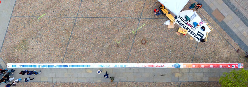 Foto: Malte Hübner. Luftbild des Klimazeitstrahls auf dem Marktplatz in Lüneburg am 24. April 2026. In den Jahren ab 1850 war die Erde kühler, seit 2000 wird sie immer heißer im Verhältnis zum Durchschnittswert der Jahre 1971-2000.