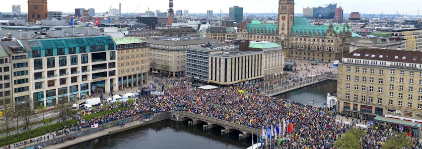 Foto: Malte Hübner. Rund 15.000 Menschen fanden sich am 18. April 2026 am Jungfernstieg in Hamburg ein, um gegen die Energiepolitik der Bundesregierung zu protestieren.