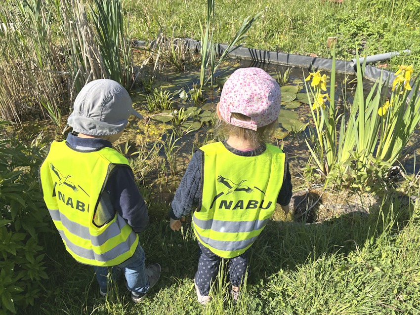 Foto: NABU Lüneburg. Im NABU Naturgarten gibt es auch für die Kleinen immer etwas zu entdecken.