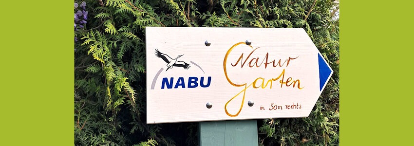 Foto: NABU Lüneburg. Wegweiser: NABU Naturgarten.