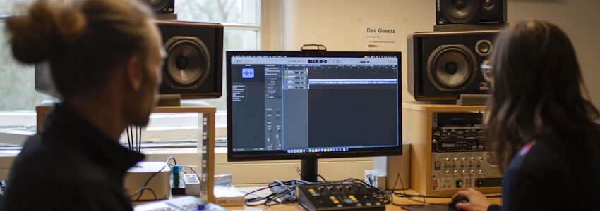 Foto: Philip Bachmann. Erstellung eines Tondokuments am PC.