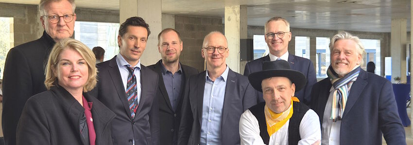 Foto: Klinikum Lüneburg. Freuen sich über den ersten Meilenstein - von links: Oberbürgermeisterin Claudia Kalisch, Geschäftsführer Dr. Michael Moormann, Chefarzt Priv.-Doz. Dr. Philipp Deindl, Pflegedirektor Patrick Evel, Ärztlicher Direktor Prof. Torsten Kucharzik, Polier David Vogel, Chefarzt Prof. Peter Dall und Architekt Jan Soltau.