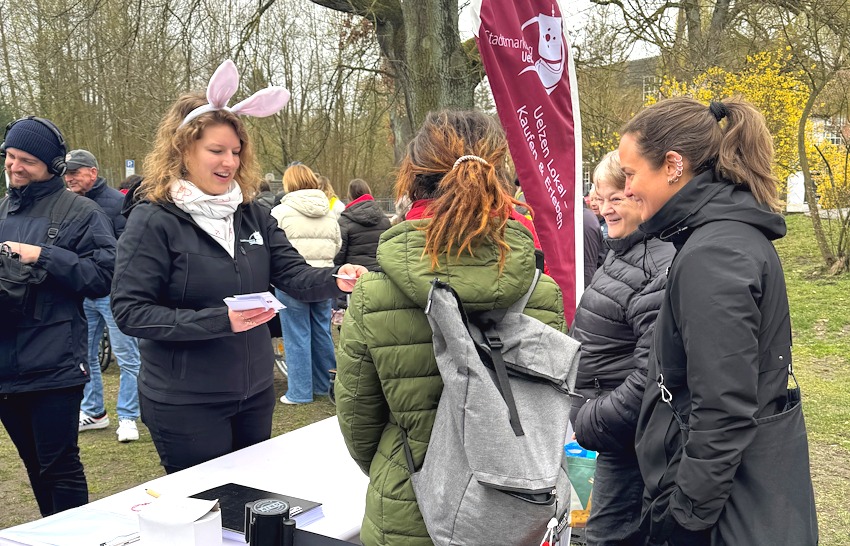 Foto: Stadtmarketing Uelzen. Osteraktion 2026: Stadtmanagerin Sonja Link gibt die Teilnahmekarten aus.
