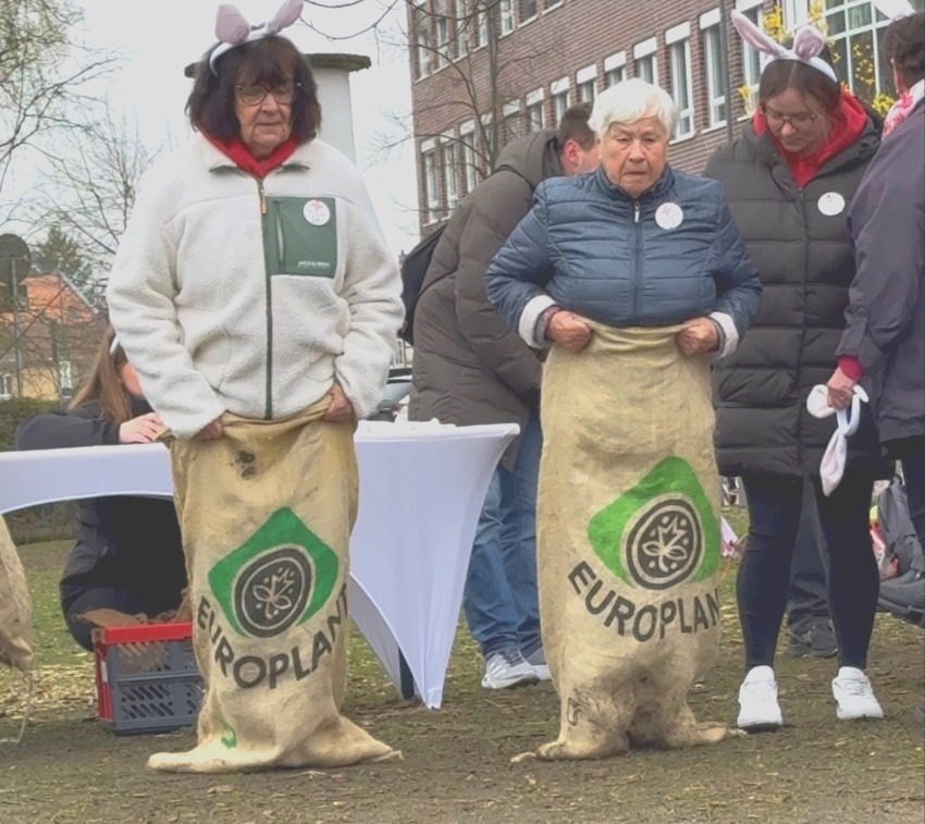 Foto: Stadtmarketing Uelzen. Osteraktion 2026: Sackhüpfen. Alle Generationen nahmen an der Osterhasen-Ausbildung teil.