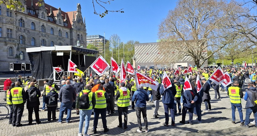 Foto: ver.di. Abschlusskundgebung des Warnstreiks im ÖPNV am Platz der Menschenrechte in Hannover am 21. April 2026.