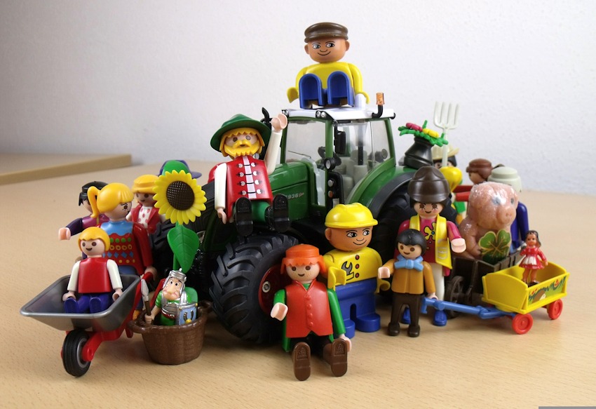 Foto: aloiswohlfahrt, Pixabay. Playmobilfiguren rund um die Gartenarbeit.
