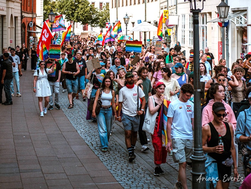 Foto: Ariane Evertz. Pride-Demonstrationszug 2025 in Lüneburg An der Münze.