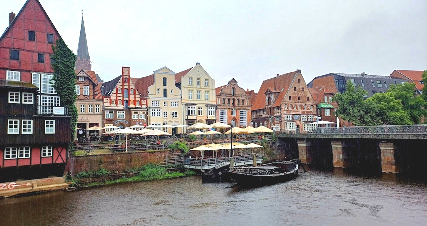 Foto: Christine Böhm. Stintmarkt mit Salzewer. In den vielen Kneipen und Cafes in Lüneburg wird viel Personal benötigt.