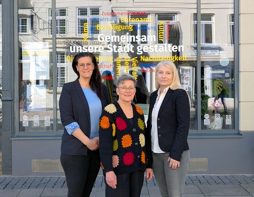 Foto: Hansestadt Lüneburg. Von links: Kathrin Schwuchow, Ute Simkes und Sonja Jamme von der Koordinierungsstelle Ehrenamt vor dem Dialograum in der Grapengießerstraße. Sie organisieren den Themenmonat im  im Mai 2026.
