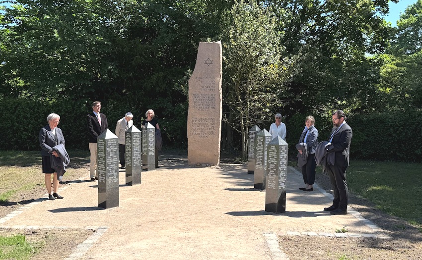 Foto: Hansestadt Lüneburg. Der Jüdische Friedhof: Während der Enthüllung der sechs neuen Stelen wurden die Namen aller 170 Menschen verlesen, die hier zwischen 1828 und 1939 bestattet worden waren.