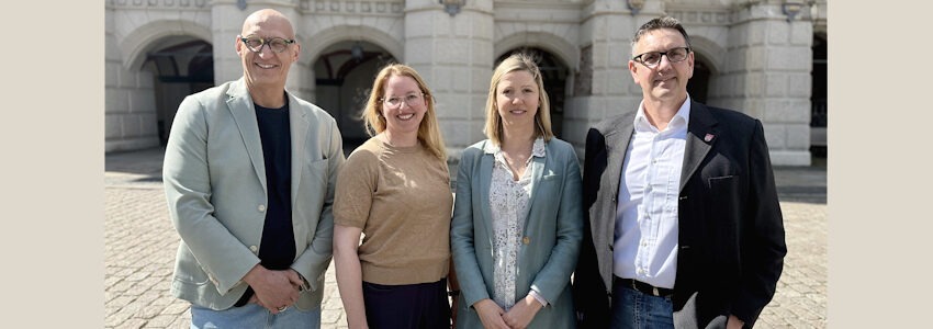 Foto: Hansestadt Lüneburg. Lüneburgs Rechtsamtsleiter Michael Bahr (rechts) freut sich auf eine gute Zusammenarbeit mit den neu gewählten Schiedspersonen - von links: Christian Baumelt, neue Schiedsperson für den Schiedsamtsbezirk Lüneburg-Nord, Nicole Hengel, stellvertretende Schiedsperson für den Schiedsamtsbezirk Süd und Charlotte Winterberg, stellvertretende Schiedsperson für den Schiedsamtsbezirk Nord.