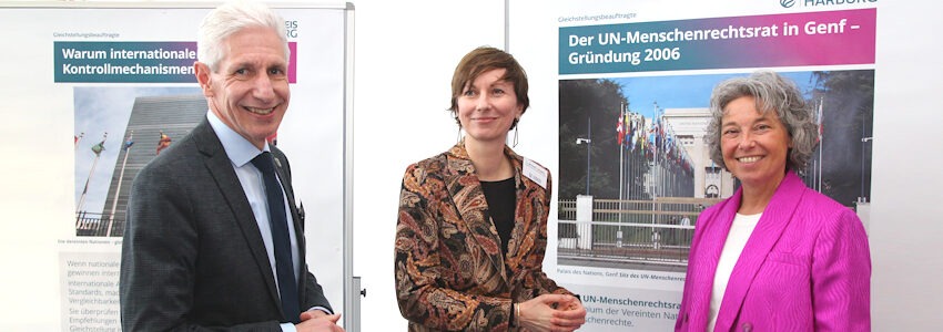 Foto: Landkreis Harburg. Am Rande des Vortrags am 5. März 2026 im Gespräch: Menschenrechtsexpertin Dr. Michaela Lissowsky (Mitte), Gleichstellungsbeauftragte Andrea Schrag und Landrat Rainer Rempe.