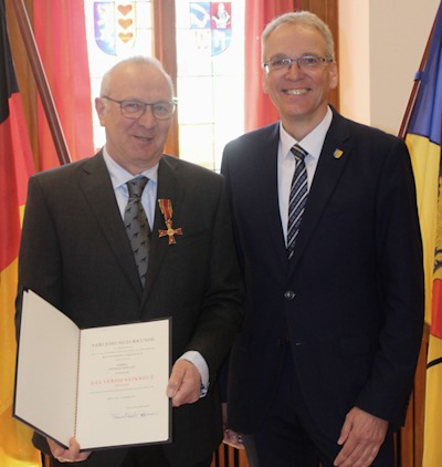 Foto: Landkreis Lüneburg. Unter anderem für sein Wirken bei der Feuerwehr der Samtgemeinde Dahlenburg und bei der Kreisfeuerwehr erhielt Ottmar Möller  (links) das Bundesverdienstkreuz von Landrat Jens Böther.