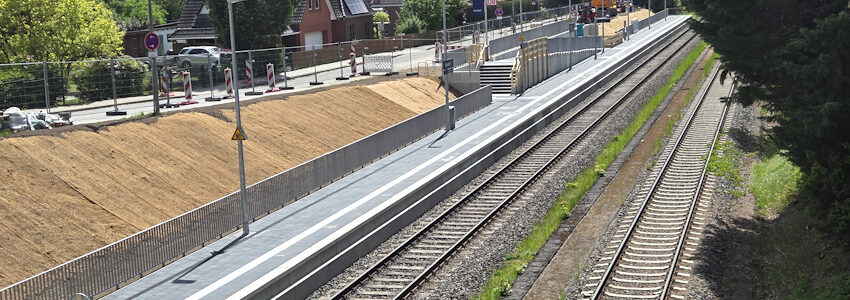 Foto: Lüne-Blog. Der neue Bahnhalt in Adendorf. Die Arbeiten stehen kurz vor dem Abschluss. Ab dem 18. Mai halten hier nach fast 50 Jahren wieder Züge.