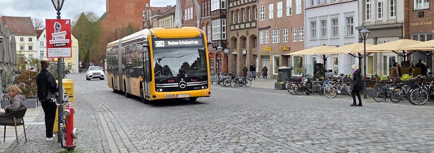 Foto: Lüne-Blog. MOIN-Bus auf dem Platz Am Sande in Lüneburg.