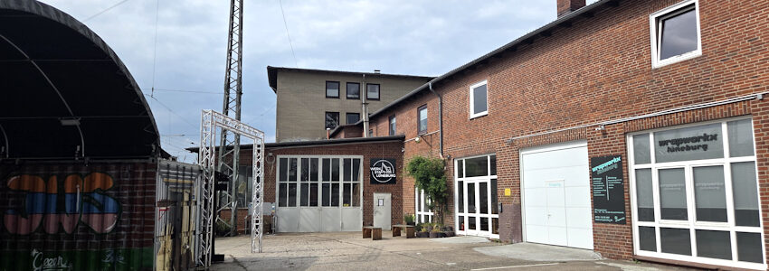 Foto: Lüne-Blog. WerkStadt Lüneburg am Blümchensaal. Eingang vom Hinterhof.