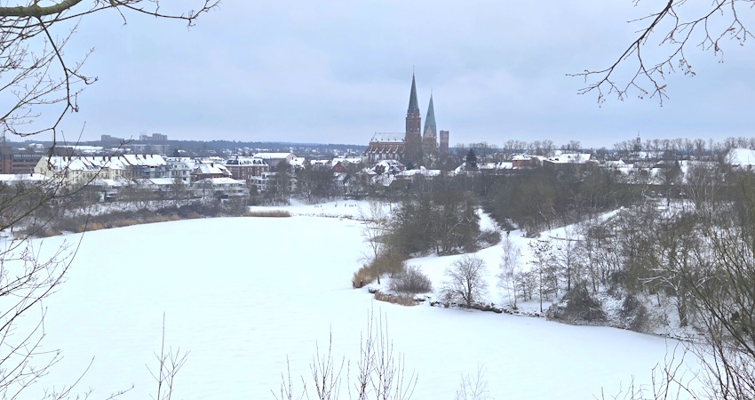 Foto: Lüne-Blog. Blick im Februar 2026 vom Aussichtspunkt am Kreidebergsee auf die Altstadt Lüneburg - mit Nikolaikirche, St. Johannis und dem Wasserturm.