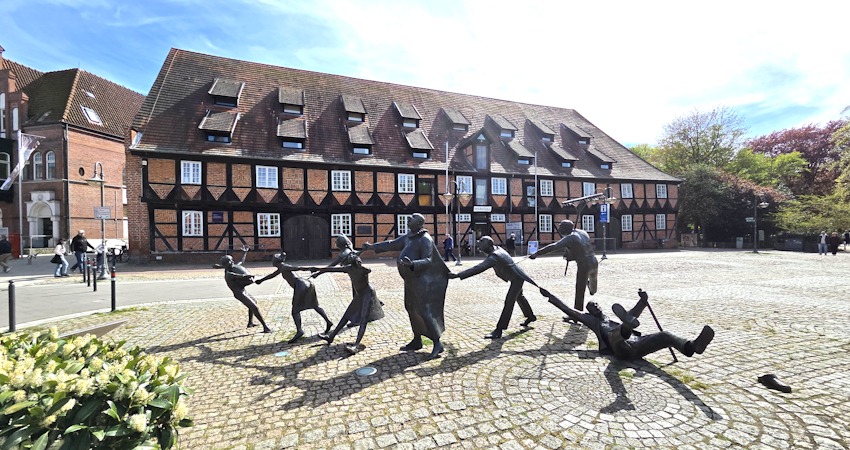 Foto: Lüne-Blog. Marstall Winsen mit der Figurengruppe "Die goldene Gans" von Arne Ranslet nach dem gleichnamigen Märchen der Brüder Grimm. Dem Märchen zufolge soll die Gruppe auch durchh Winsen gezogen sein.