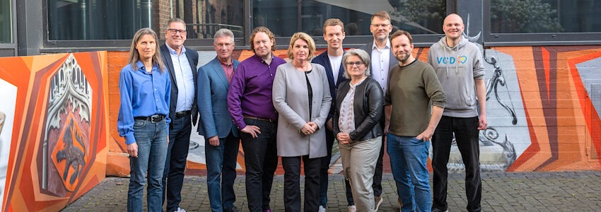 Foto: Malte Hübner. Gruppenfoto zur Podiumsveranstaltung am 16.04.2026. Von links: Auf dem Bild sind von links nach rechts abgebildet: Sabine Borchers (ADFC Lüneburg), Heiko Meyer (parteilos), Frank Soldan (FDP), Michèl Pauly (Volt), Claudia Kalisch (Die Grünen), Patrick Pietruck (CDU), Dr. Marie-Luise Braun (Moderation), Oliver Wozniok (SPD), Thorben Peters (Die Linke), Jonas Korn (VCD Elbe-Heide).