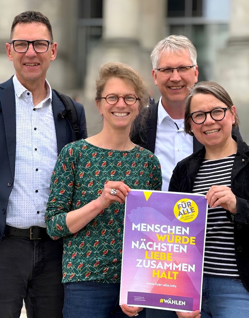 Foto: Sprengel Lüneburg. Die Kirchenleitenden der drei fusionierenden Kirchenkreise - von links: Christian Stasch (lt. Superintendent Kirchenkreis Lüneburg), Anna Kempe (Pastorin Kirchenkreis Lüchow-Dannenberg), Christian Cordes (Superintendent Kirchenkreis Lüneburg), und Wiebke Vielhauer (Pröpstin Kirchenkreis Uelzen) unterstützen die gemeinsame Erklärung „Menschenwürde – Nächstenliebe – Zusammenhalt. Wir stehen dazu!“ der leitenden Geistlichen der evangelischen Kirchen in Niedersachsen und Bremen zum Tag des Grundgesetzes am 23. Mai 2026.