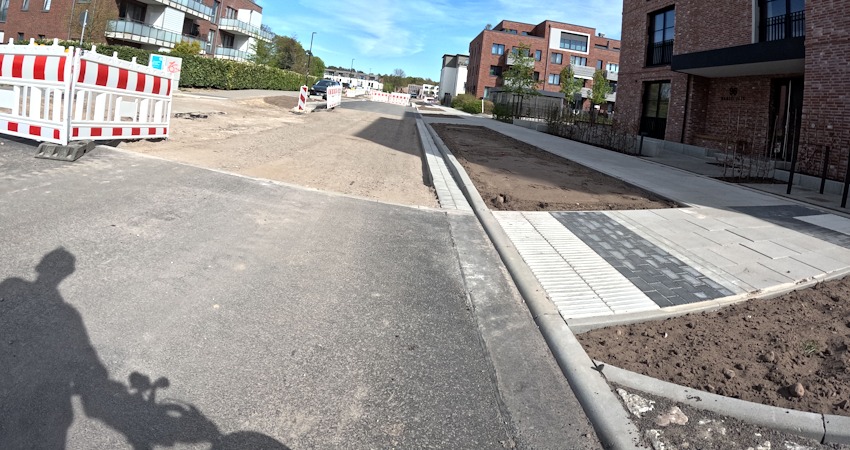 Foto: Uwe Wenk, 26.04.2026. Einmündung von der Lübecker Straße in die Marie-Diederich-Straße. Die Querung ist aufwändig gestaltet mit Signalfeldern.
Aber: Die deutliche Stufe hier dürfte Menschen mit Rollstuhl oder Rollator erhebliche Probleme beim Queren machen.