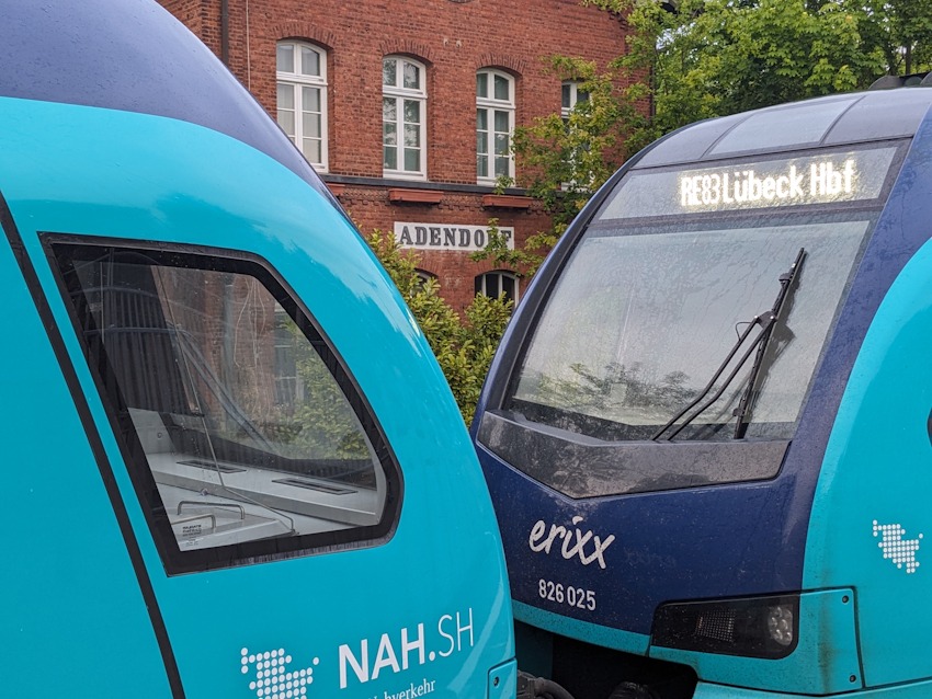 Foto: VCD Elbe-Heide. der moderne erixx von NAH.SH, dahinter das ehemalige Bahnhofsgebäude.