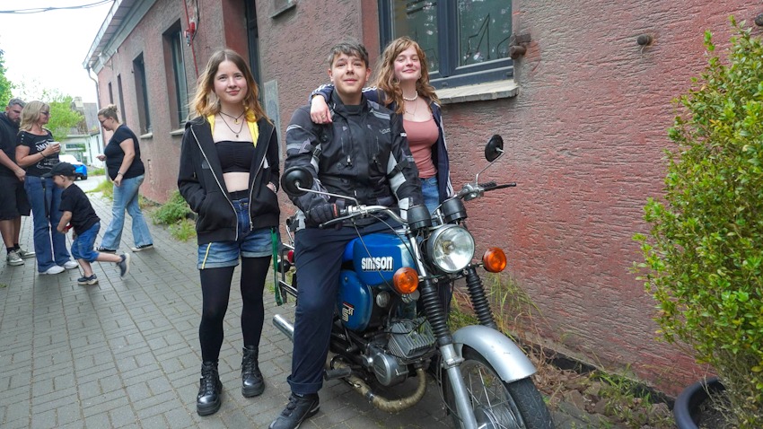 Foto: Ralph Rüdiger Cornels. Embsen, 30. Mai 2026. Stolz sitzt der junge Fahrer auf seiner blauen Simson S51 – und stolz schauen auch seine beiden Begleiterinnen. Die S51 ist nicht irgendein Moped: Sie war für viele Menschen in Ostdeutschland das erste Gefühl von Freiheit auf zwei Rädern – und hat auch junge Fans.