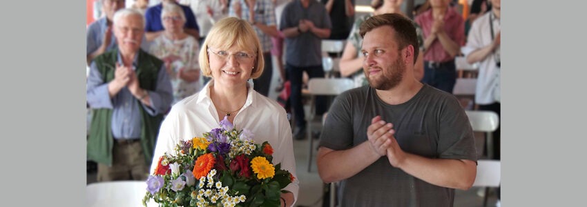 Foto: Achim Gründel. Ortsvereinsvorsitzender Luca Thieme gratuliert Andrea Schröder-Ehlers zur Nominierung.