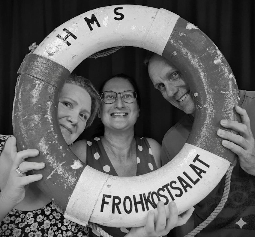 Foto: Frohkostsalat. Kati, Michi und Meike.