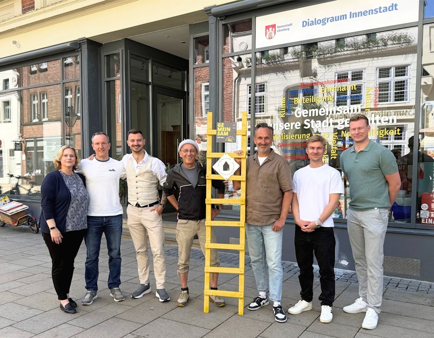 Foto: Hansestadt Lüneburg. Sie freuen sich auf die kommenden Veranstaltungen - von links: Simone Sauerwein (Digitalisierung und Smart City), Oliver Bruns (Innenstadtentwicklung), Erik Mai (LMG), Thomas Laukat (Gelbe Leiter), Mathias Schneider (Innenstadtentwicklung), Jean Hinz (KI-Beratung) und Florian Norbisrath (Innenstadtentwicklung).