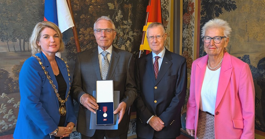 Foto: Hansestadt Lüneburg. Von links: OB Claudia Kalisch, Uwe Asmussen, Werner Altekrüger, der ihn für die Auszeichnung vorgeschlagen hatte, und Ehefrau Gertrud Asmussen. 