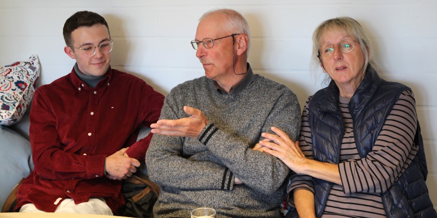 Foto: Landkreis Harburg. 2. „Wir möchten einfach nur Danke sagen. Was du und die anderen
Mobilen Retter im Landkreis leisten, ist einfach überlebenswichtig.“
Von links: Silke Gaedcke, Laszlo Przybylski und Knud Gaedcke.