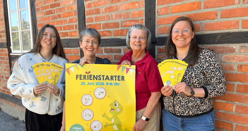 Foto: Museumsstiftung Lüneburg. Das Team Museumspädagogik mit dem Plakat zum Ferienstarter 2026. In den Museen freut man sich auf neugierige Gäste.