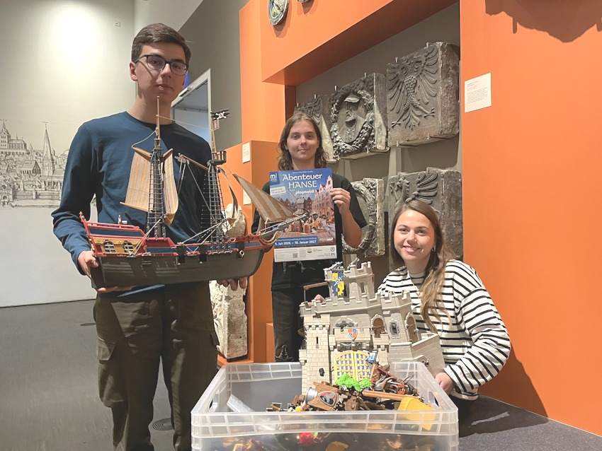 Foto: Museumsstiftung Lüneburg. Das Museum hatte für die Ausstellung zu Playmobil-Spenden aufgerufen. Auf die Bundesfreiwilligendienst-Leistenden Nicholas und Paul und Praktikantin Theresa kam jede Menge Arbeit zu: Das Material wurde sortiert, gereinigt und eingelagert damit es bei den museumspädagogischen Aktionen zum Einsatz kommen kann. 