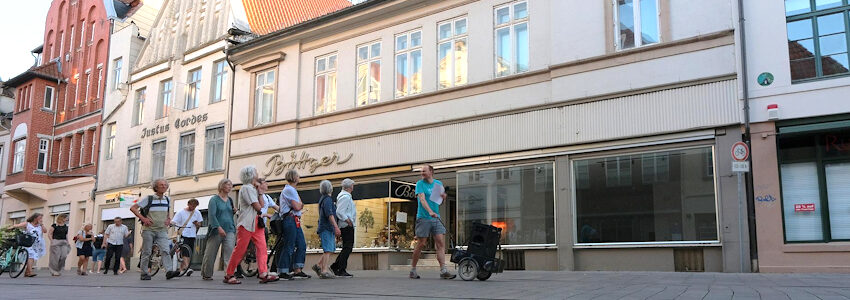Foto: WohnWende Lüneburg. Ja, auch in der Bäckerstraße stehen Wohnungen leer - zum Beispiel hier über dem Geschäft.
