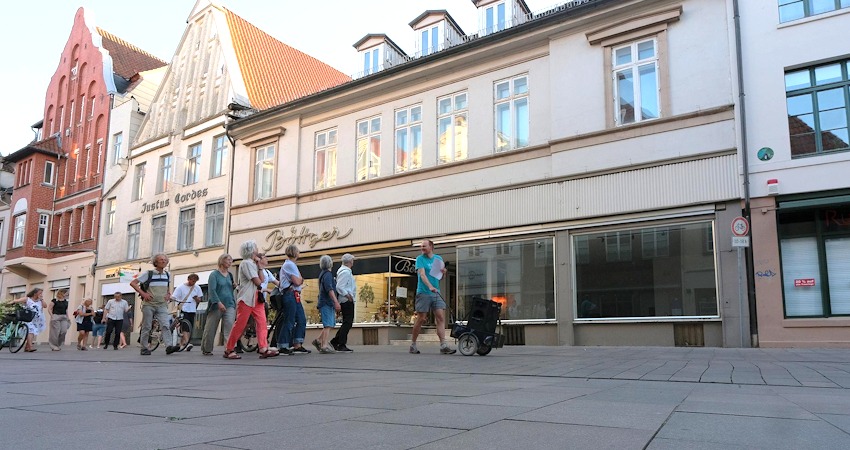 Foto: WohnWende Lüneburg. Ja, auch in der Bäckerstraße stehen Wohnungen leer - zum Beispiel hier über dem Geschäft.