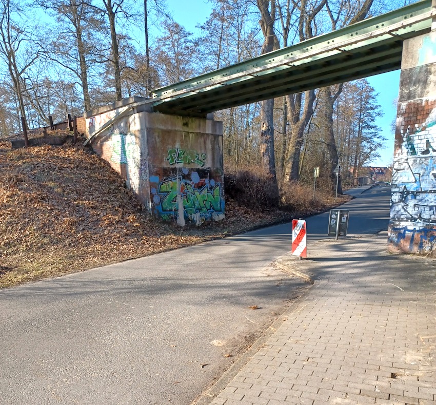 Foto: AGL. Der marode Kanal liegt - aus Wilschenbruch kommend - unter dem Amselweg vor der Amselbrücke.