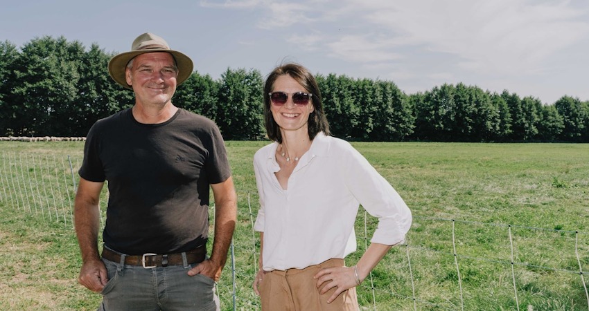 Foto: David Carreno Hansen. Ministerin Miriam Staudte und Schäfer Stefan Erb von der Wanderschäferei.
