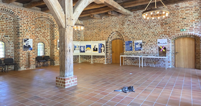 Foto: Lüne-Blog. Blick in die Ausstellung „Zivilcourage – Widerstand von Frauen gegen den Nationalsozialismus“ in der Propsteihalle im Kloster Ebstorf, Juli/August 2026.