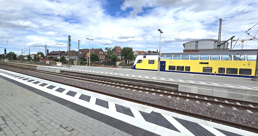 Foto: Lüne-Blog. Bahnbrücke Bleckeder Landstraße.  Am 10. Juli 2026 wurde der Bahnbetrieb hier wieder aufgenommen. Hier ein Metronom-Zug beim Queren der Brücke.