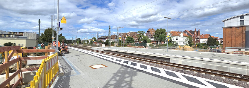 Foto: Lüne-Blog. Bahnbrücke Bleckeder Landstraße. Zehn Wochen, vom 1. Mai bis 10. Juli 2026, wurde rund um die Uhr an der Erneuerung der Brücke und den Anschlussbauwerken gearbeitet. Am Abend des 10. Juli 2026 konnte der Bahnbetrieb hier wieder aufgenommen werden.