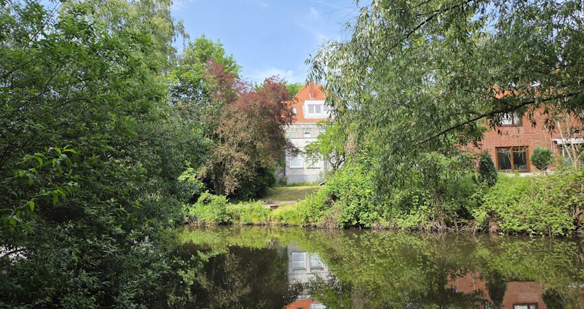 Foto: Lüne-Blog. Lüneburg: In idyllischer Lage, aber anscheinend unbewohnt: Fährsteg 2 und 3 am Ufer der Ilmenau.