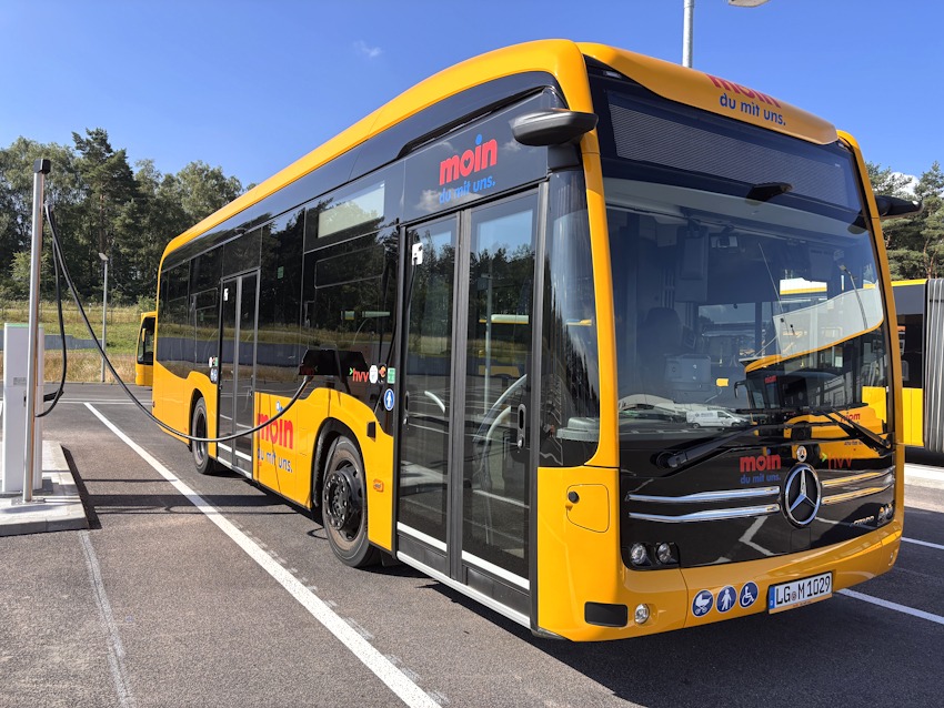 Foto: MOIN GmbH. Einer der modernen Elektro-Niederflurbusse beim Laden. 