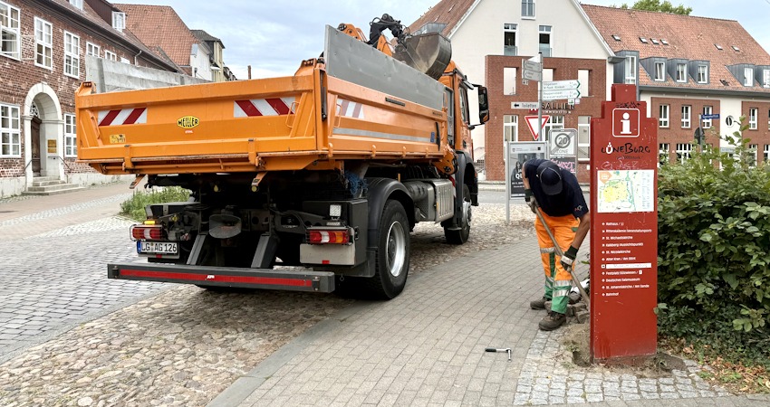 Foto: Hansestadt Lüneburg. Die 14 roten Stelen im Stadtgebiet sind inzwischen ziemlich in die Jahre gekommen und nicht mehr aktuell. Nun werden sie abgebaut.