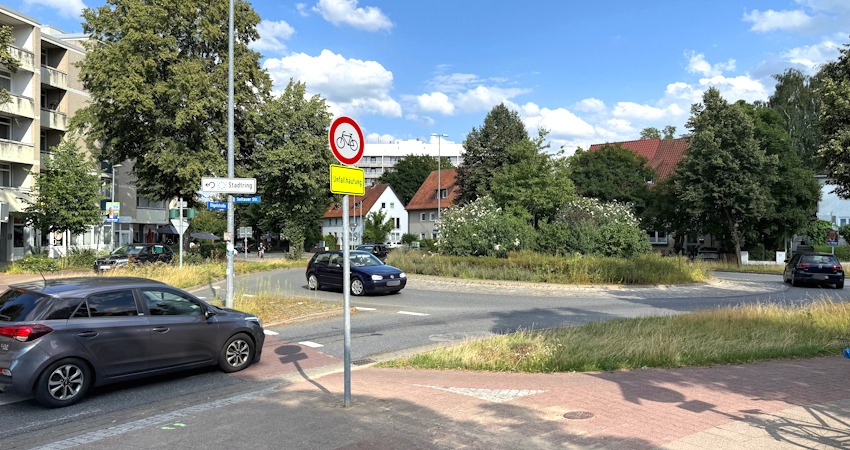 Foto: Hansestadt Lüneburg. Das neue gelbe Schild "Unfallhäufung" soll für mehr Sicherheit am Bögelkreisel sorgen.
