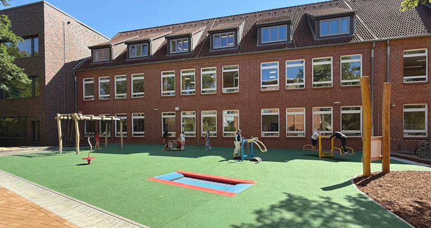 Foto: Hansestadt Lüneburg. Der neu gestaltete Schulhof der Igelschule wird gleich von Jungen und Mädchen bespielt.