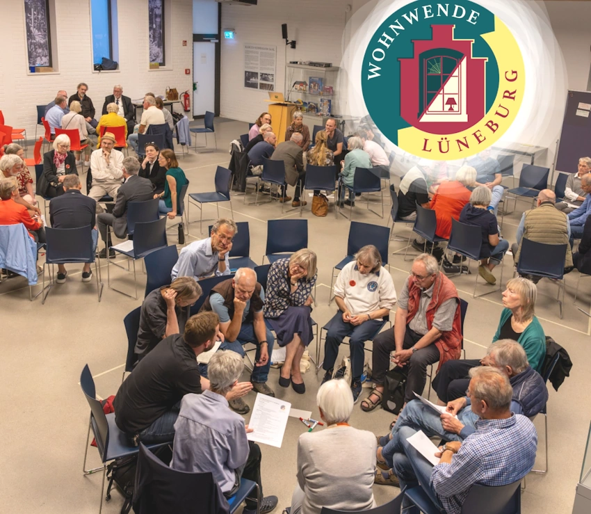 Foto: Initiative WohnWende. Die Veranstaltung am 21. August 2026 im Marcus-Heinemann-Saal des Museums Lüneburg. In sieben Gesprächsrunden tauschten sich die Gäste mit Ansprechpersonen der Parteien aus.