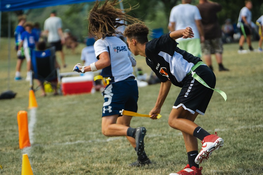 Foto: Joshua Choate, Pixabay. Flag Football: Ein Spieler zieht die Flag eines gegnerischen Spielers.